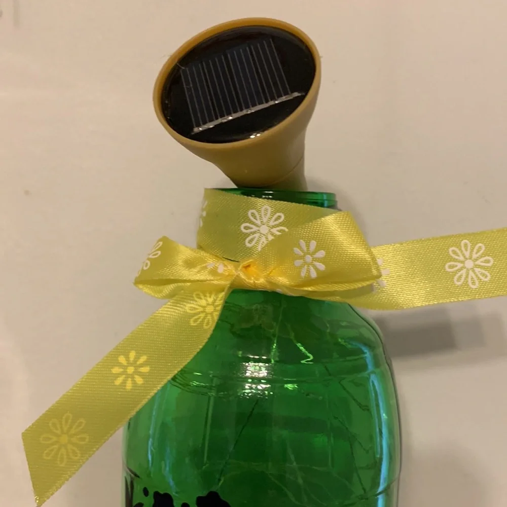 ‘Keep Growing’ green glass barrel solar lantern